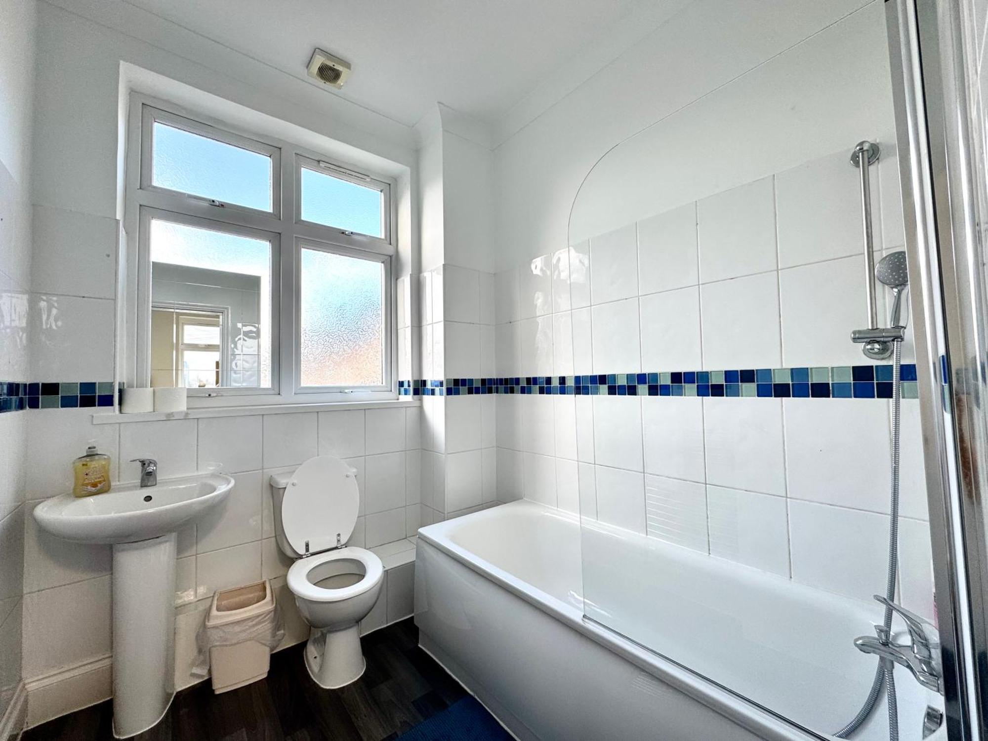 3 Bedrooms Spacious House, Separate Reception, 2 Full Bathrooms, Parking, Garden London Exterior photo